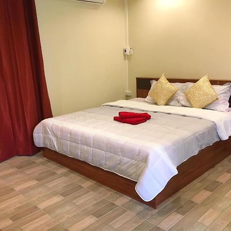 Hotel นพรัตน์การ์เด้นฮิลล์ Uthai Thani Exterior foto