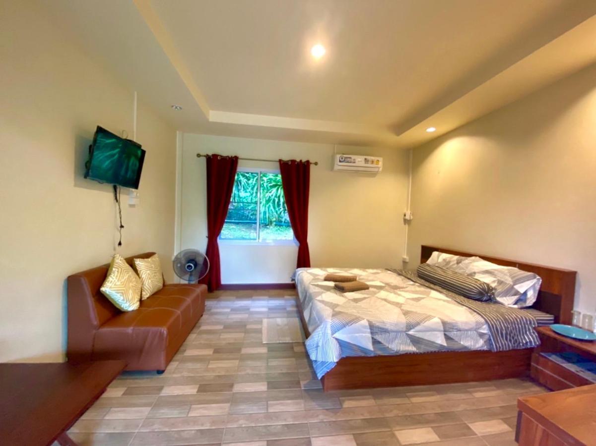 Hotel นพรัตน์การ์เด้นฮิลล์ Uthai Thani Exterior foto