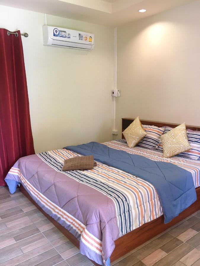 Hotel นพรัตน์การ์เด้นฮิลล์ Uthai Thani Exterior foto