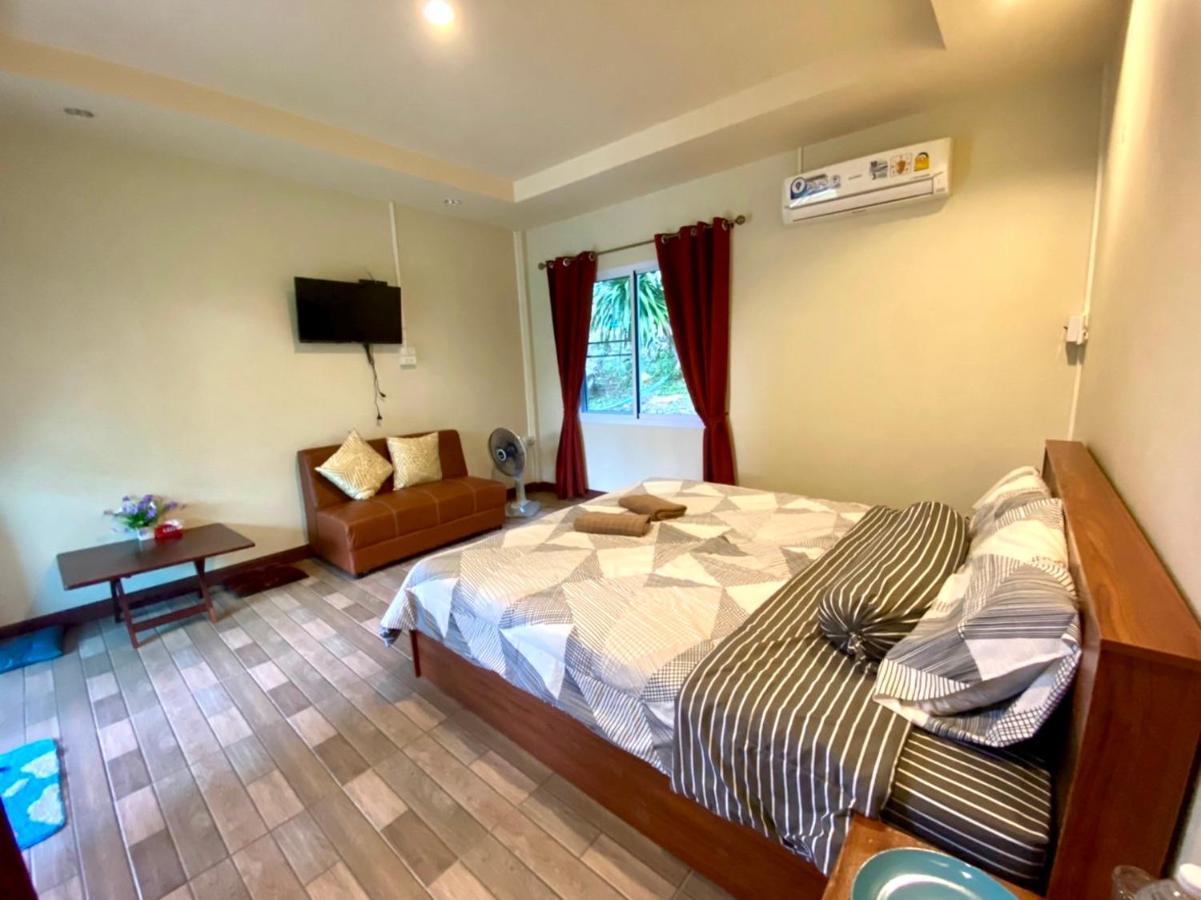 Hotel นพรัตน์การ์เด้นฮิลล์ Uthai Thani Exterior foto