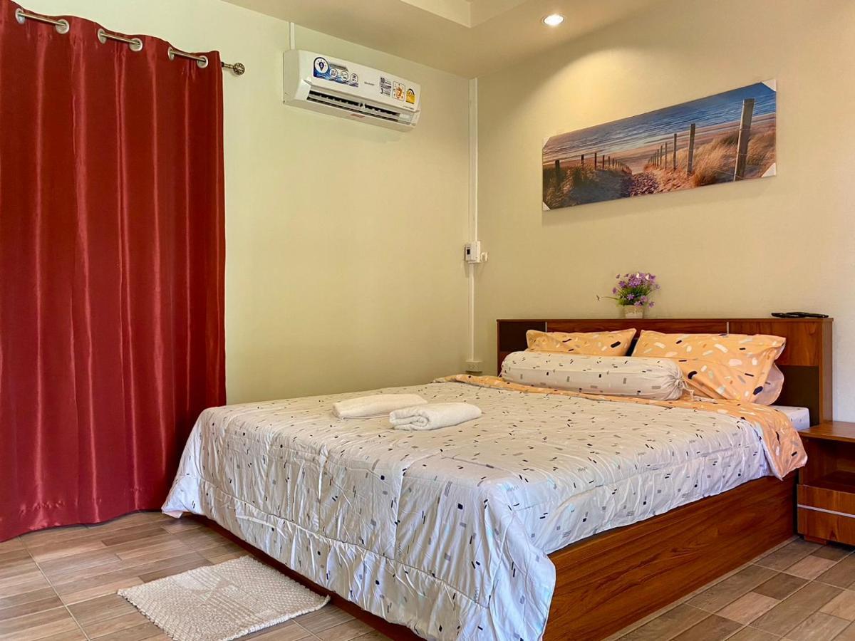 Hotel นพรัตน์การ์เด้นฮิลล์ Uthai Thani Exterior foto