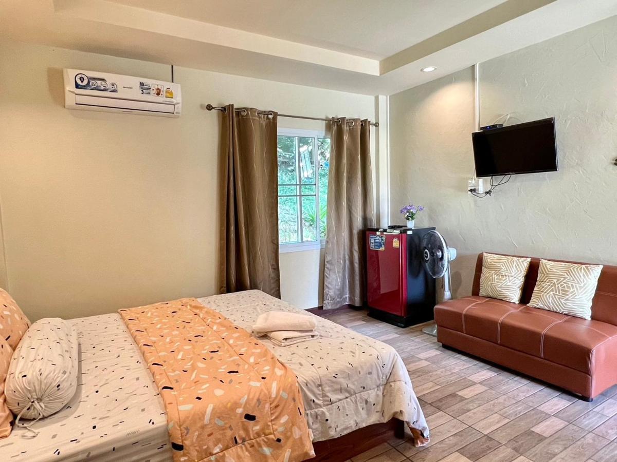 Hotel นพรัตน์การ์เด้นฮิลล์ Uthai Thani Exterior foto