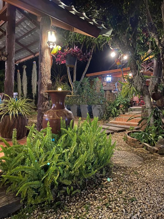 Hotel นพรัตน์การ์เด้นฮิลล์ Uthai Thani Exterior foto