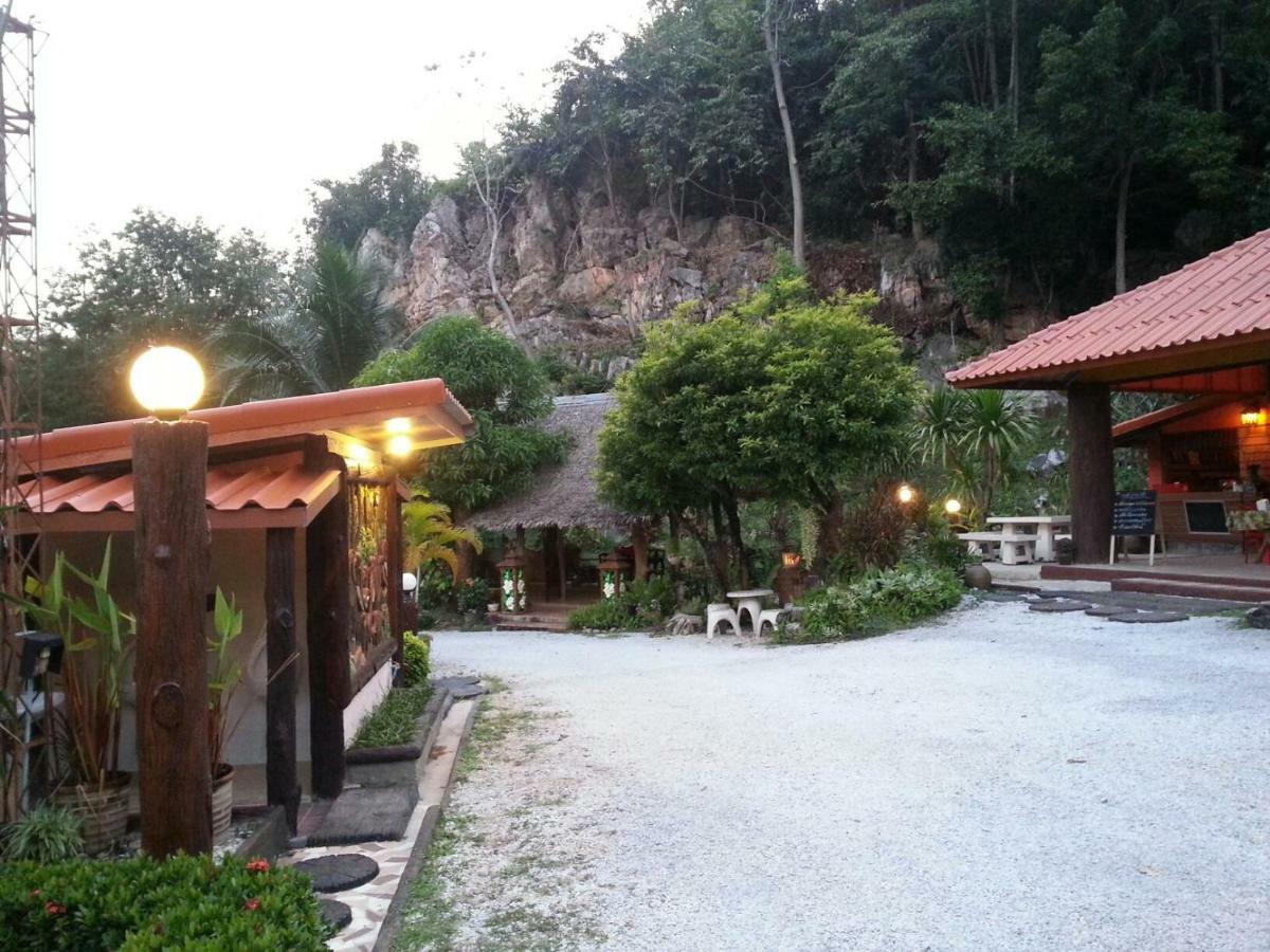 Hotel นพรัตน์การ์เด้นฮิลล์ Uthai Thani Exterior foto