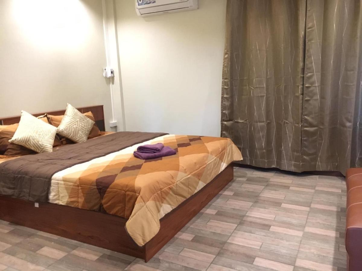 Hotel นพรัตน์การ์เด้นฮิลล์ Uthai Thani Exterior foto